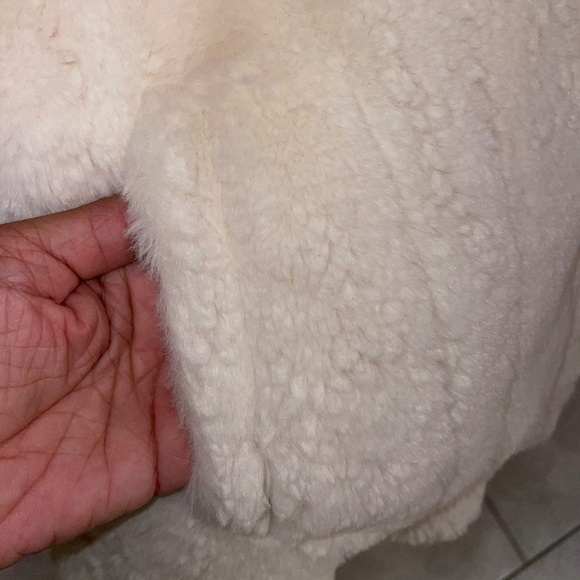 LEVI’S Women’s Faux Fur Cream Trucker Jacket - Picture 11 of 16